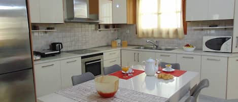 Refrigerador, microondas, horno, cafetera/tetera