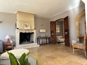 Interior - Beautiful Provencal house with magnificent view of pool and garden (ROGNES)