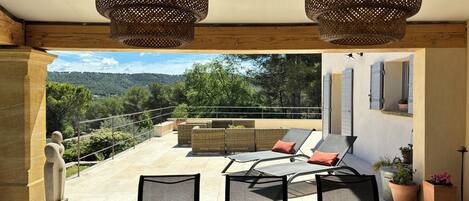 تناول الطعام بالخارج