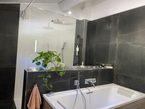 Bathtub, hair dryer, towels, soap - Beautiful Provencal house with magnificent view of pool and garden (ROGNES)