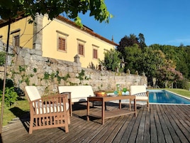 Una piscina al aire libre de temporada