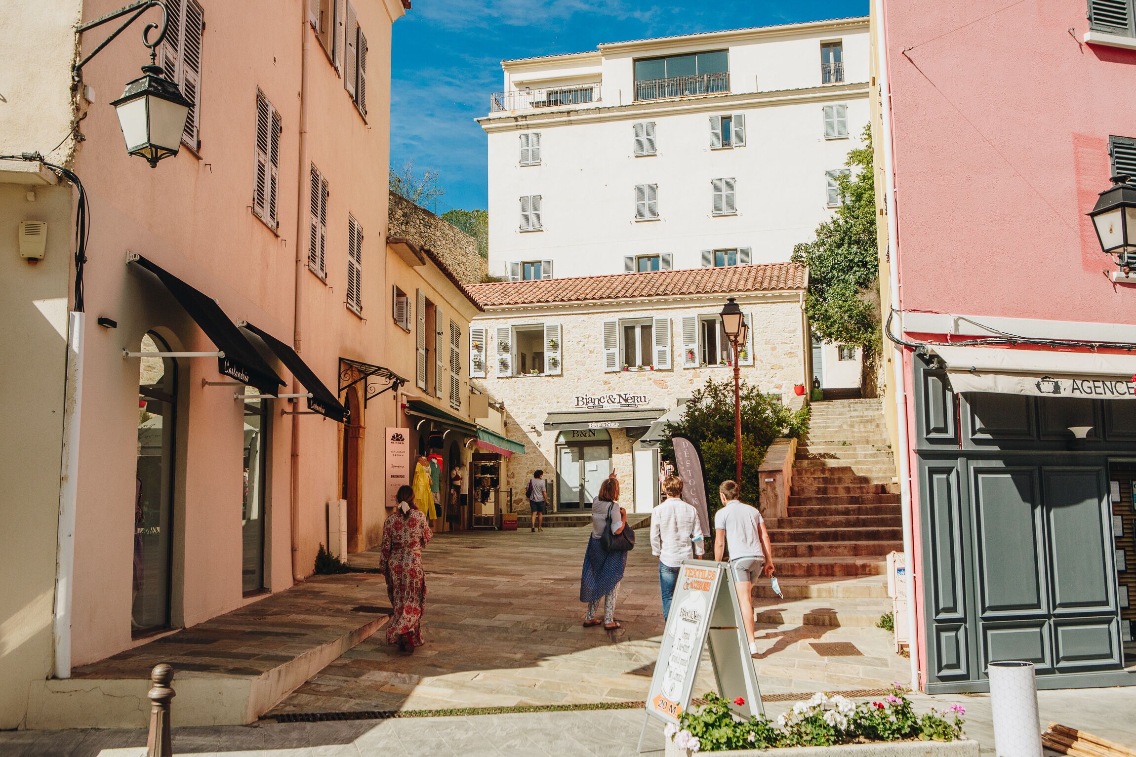 A street with buildings, a sign for 'B&B & Neri', and a staircase leading to a door.