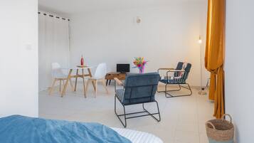 Suite Classic | Area soggiorno | TV a schermo piatto