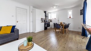 A modern apartment with a living room, dining area, and kitchen. - Homely 2-bed Apartment in London (London)
