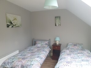 3 bedrooms, free WiFi, bed sheets - Captivating 3-bed House (Dromaan)