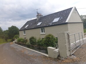 Exterior - Captivating 3-bed House (Dromaan)