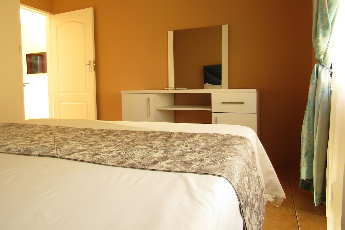 Apartemen Keluarga, 1 Tempat Tidur Queen | 1 kamar tidur, meja kerja, ruang kerja ramah laptop, dan Wi-Fi gratis