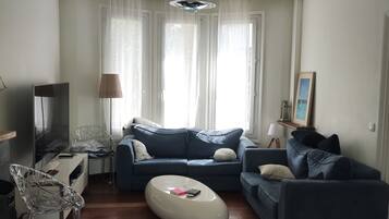 Smart TV, chimenea, tenis de mesa y estéreo