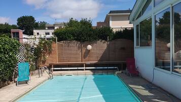 Alberca al aire libre y alberca climatizada