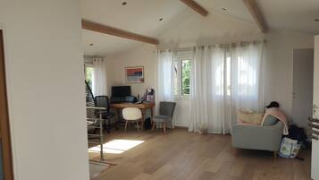 4 habitaciones, escritorio, tabla de planchar con plancha y wifi