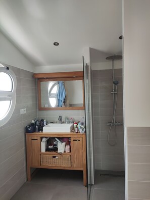Shower, hair dryer, towels, toilet paper