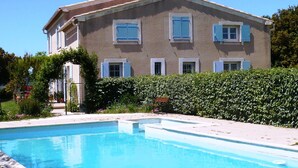 A two-story building with a swimming pool in front. - Magnificent villa with pool and view (Caromb)