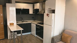 大型冰箱、爐台、鍋具/餐盤/廚房用品、紙巾