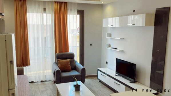32-inch LCD TV with cable channels, TV