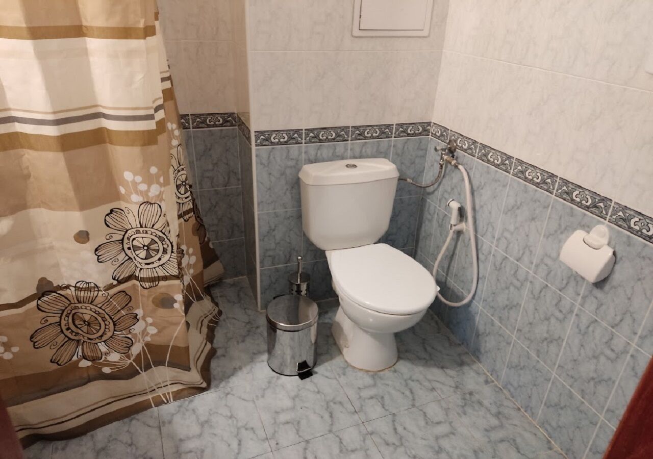 Ein Badezimmer mit Toilette, Bidet und Mülleimer.