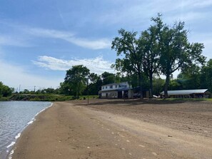 On the beach - Private Beach House on the Lake – Ideal for Groups, Events, and Lakeside Recreation (west terre haute)