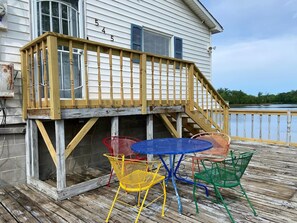 Outdoor dining - Private Beach House on the Lake – Ideal for Groups, Events, and Lakeside Recreation (west terre haute)