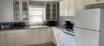 Private Beach House on the Lake – Ideal for Groups, Events, and Lakeside Recreation