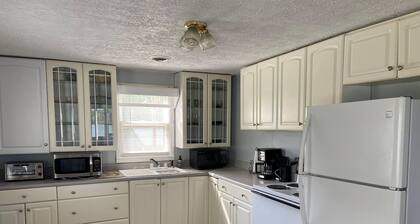 Private Beach House on the Lake â Ideal for Groups, Events, and Lakeside Recreation