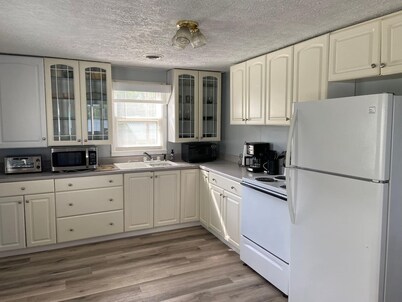 Private Beach House on the Lake – Ideal for Groups, Events, and Lakeside Recreation