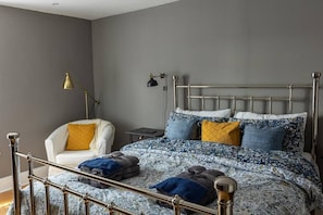 3 habitaciones, tabla de planchar con plancha, wifi y ropa de cama