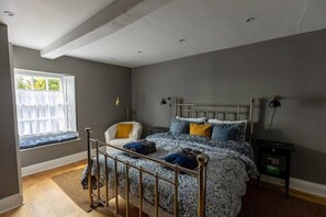 3 habitaciones, tabla de planchar con plancha, wifi y ropa de cama 