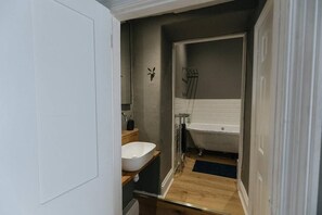 Een douche, een haardroger, handdoeken