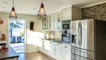 Fridge, dishwasher, coffee/tea maker