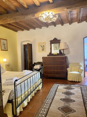 4 bedrooms, travel crib, free WiFi, bed sheets - The Villa  (Toscana)