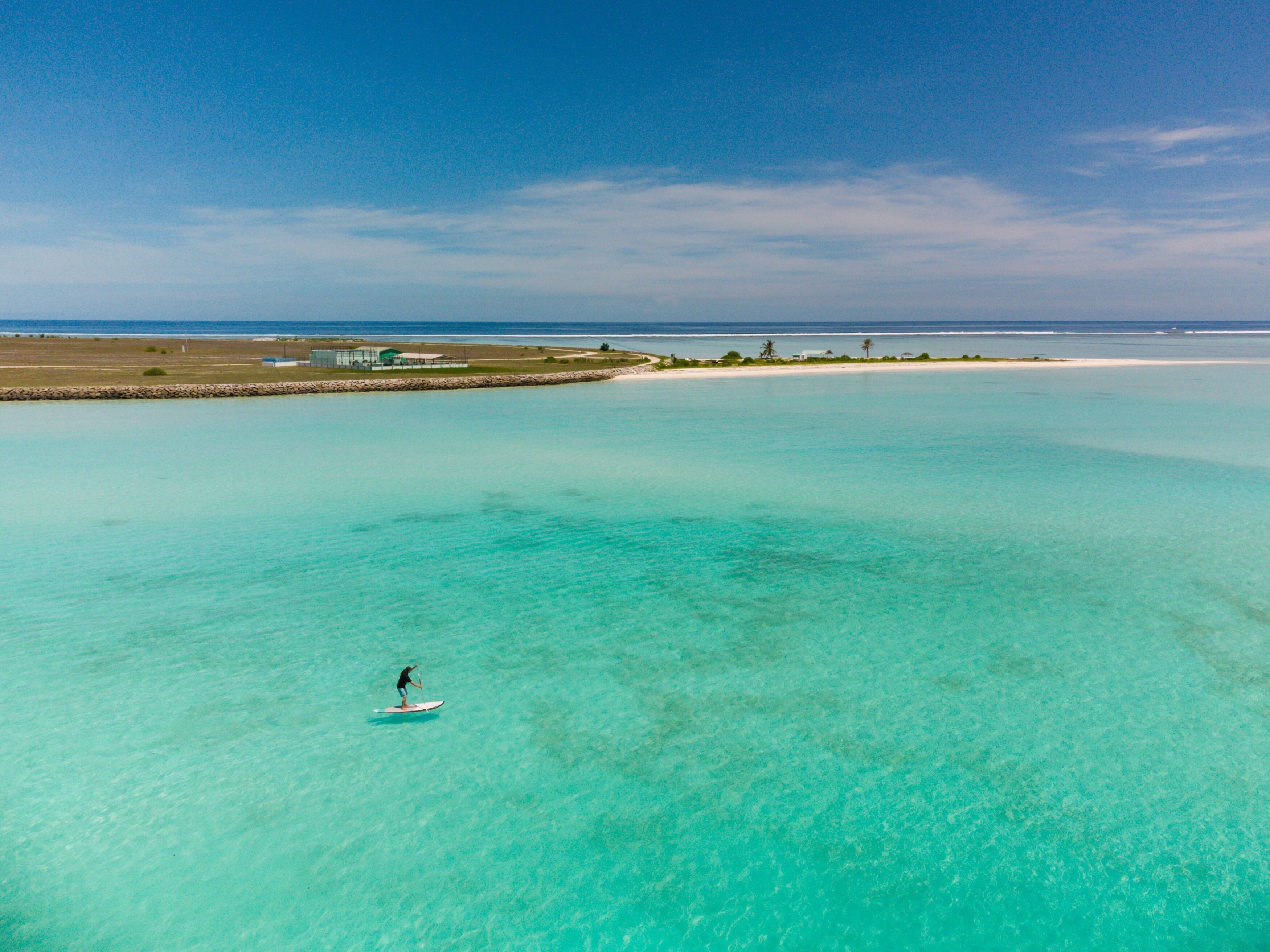 Gần bãi biển, cát trắng, ghế dài tắm nắng, dù trên bãi biển 