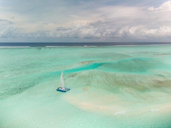 A strandtól nem messze, fehér homok, napozóágyak és napernyők