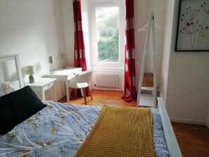 3 室のベッドルーム、デスク、アイロン / アイロン台、WiFi (無料)