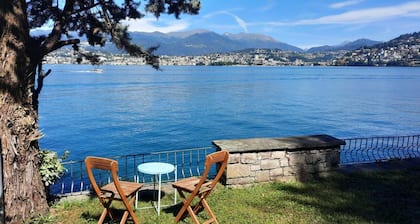 Ferienhaus mit exklusiver Seesicht, am Luganer See - Seeparzelle, Wandergebiet.