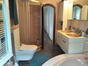 Combined shower/bathtub, hair dryer, towels, soap