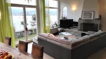 Smart-tv, pejs, dvd-afspiller, bordtennisbord
