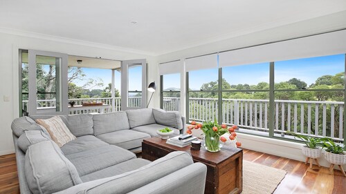 Tree-Scape Retreat – a serene oasis featuring breathtaking views, pet friendly accommodation