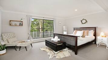 3 bedrooms, travel cot, WiFi, bed sheets