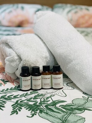 Douche, sĂšche-cheveux, serviettes fournies, savon