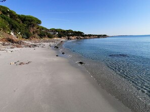 På stranden