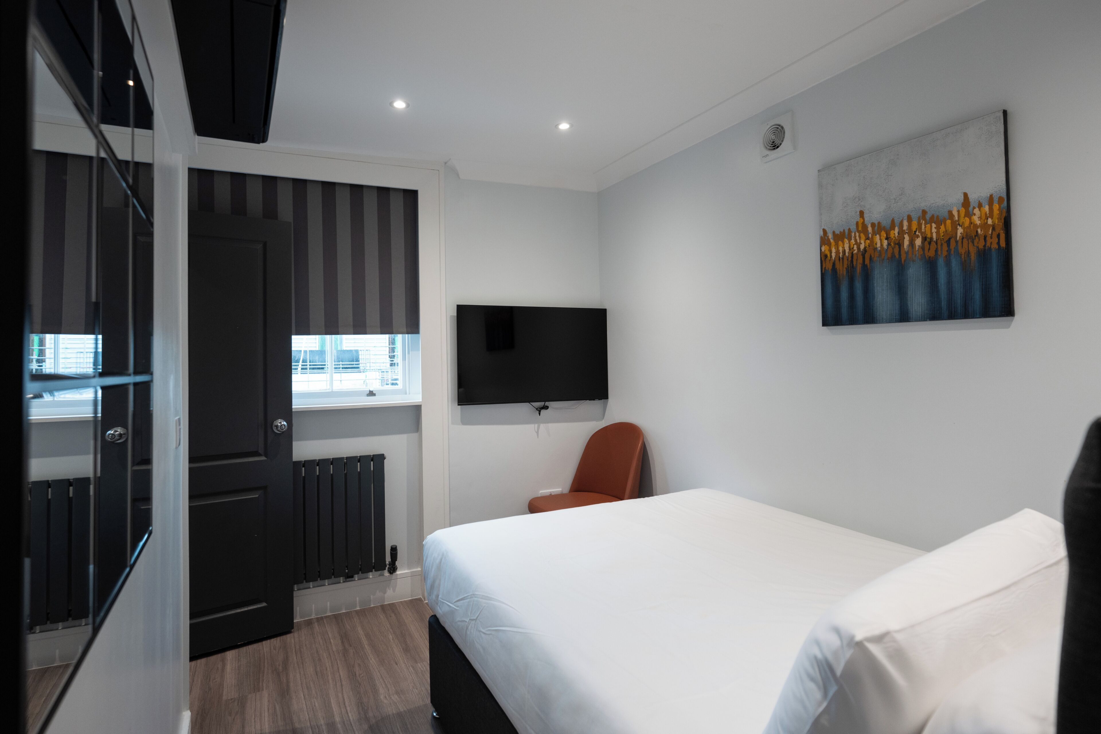 Cosy Double Studio | Iron/ironing board, cribs (free), WiFi (free), bed sheets