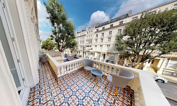 Cosy Family Studio with Balcony  | Balcony view - MSK Elite  (London)