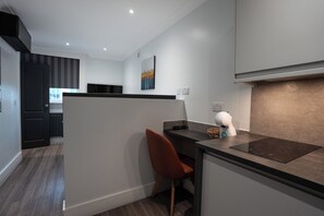 Cosy Double Studio | مطبخ خاص | ثلاجة، ميكروويف، موقد طهي مسطح، غلّاية كهربائية