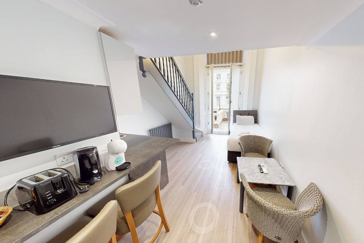 Cosy Family Studio-Balcony | Blackout drapes, iron/ironing board, free WiFi