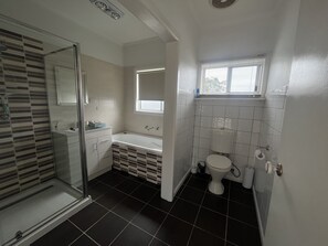Bathtub, hair dryer, soap, toilet paper - Classic beach Getaway - Close to winery region and beach! (Dromana)