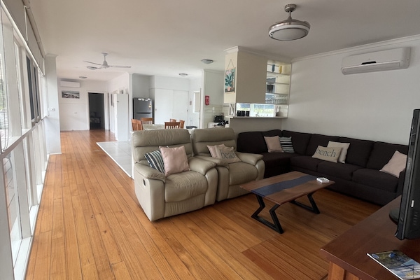 Televisión, reproductor de DVD, libros