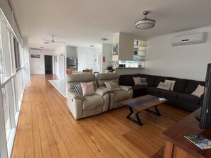 TV, DVD player, books - Classic beach Getaway - Close to winery region and beach! (Dromana)