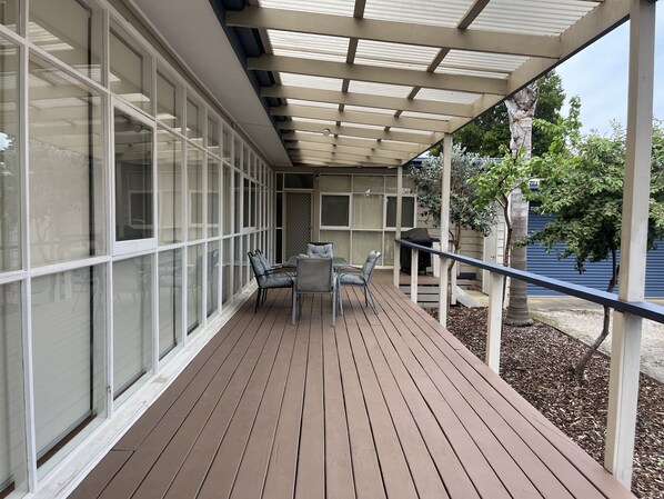 Outdoor dining - Classic beach Getaway - Close to winery region and beach! (Dromana)