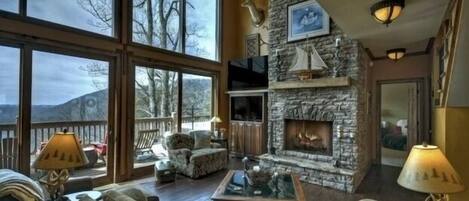 Smart TV, chimenea, futbolito y libros