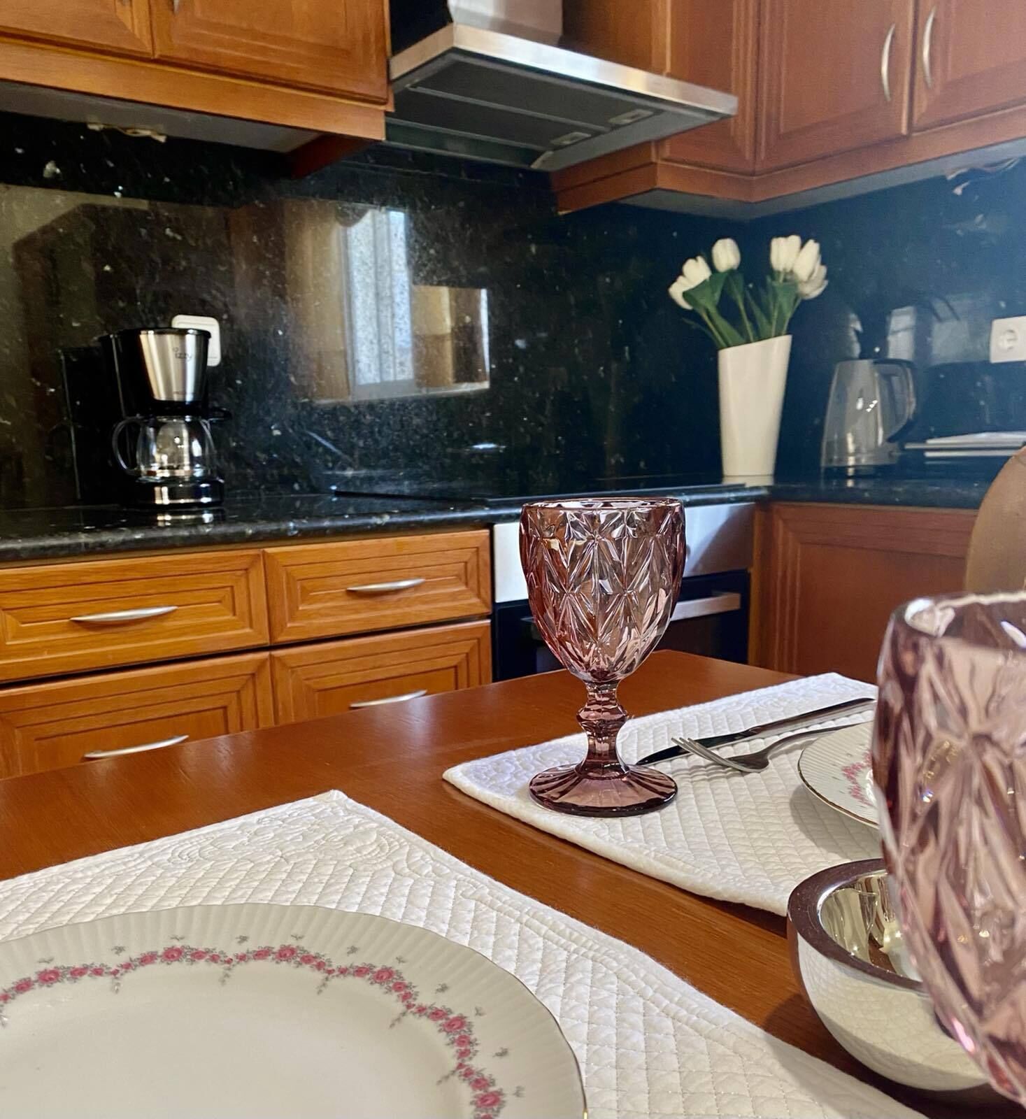 Fridge, oven, stovetop, coffee/tea maker