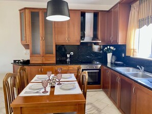 Réfrigérateur, four, plaque de cuisson, cafetière/bouilloire